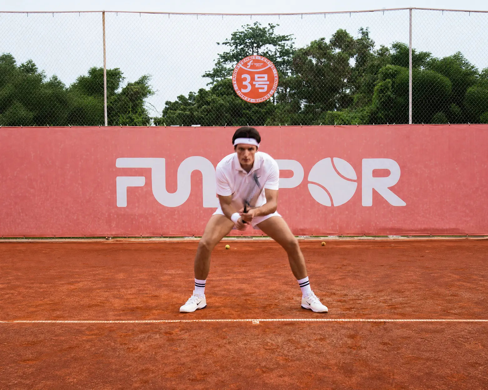 Pro tennis player training with AceiiLab A1