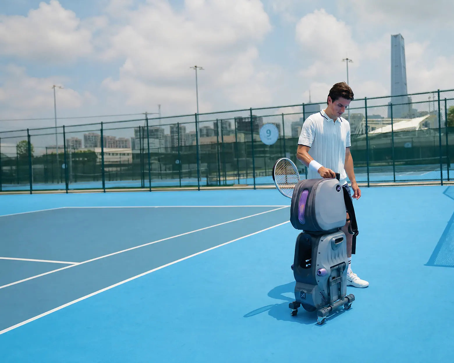 Solo tennis player training with AceiiLab A1